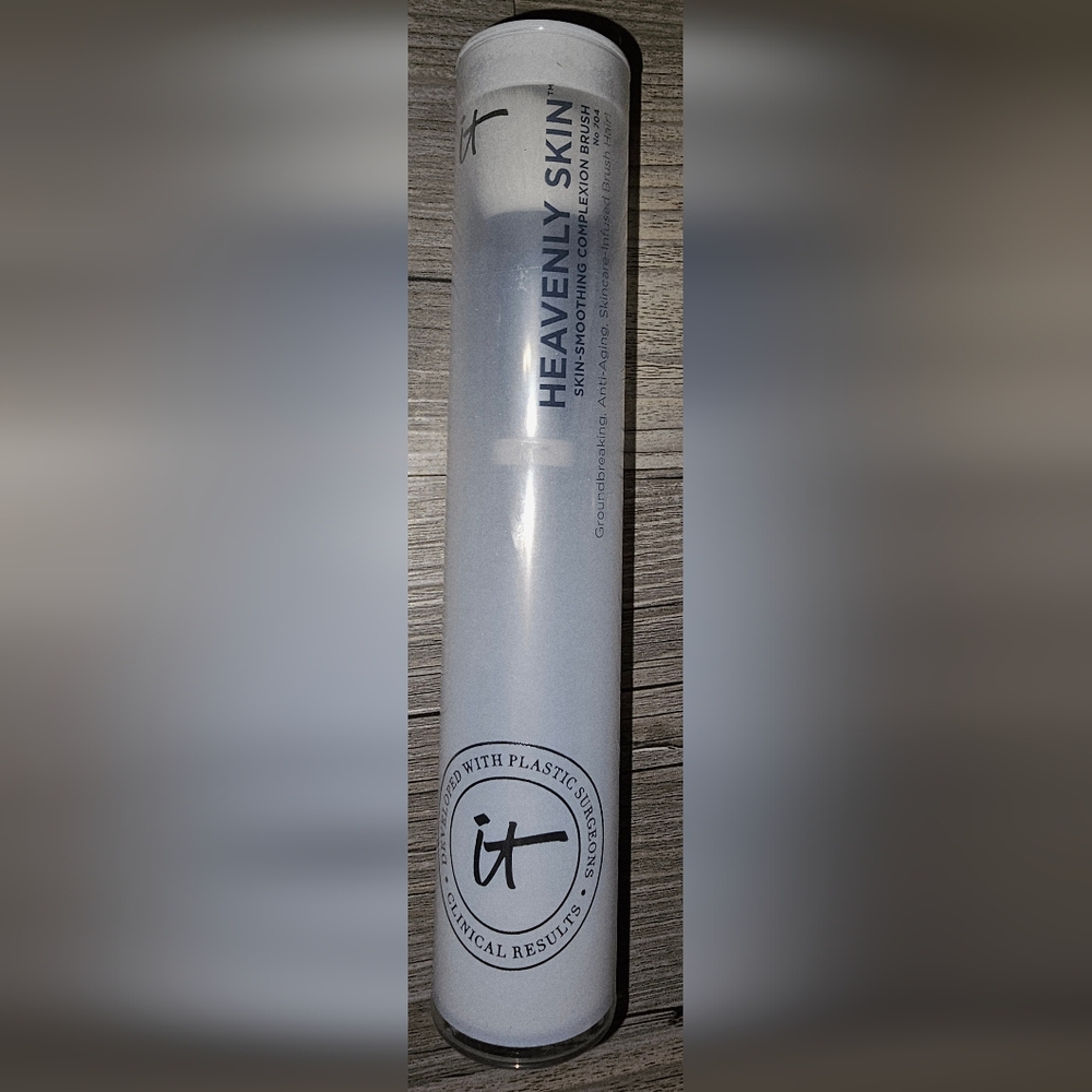 IT Cosmetics Heavenly Skin Brush in White Tube